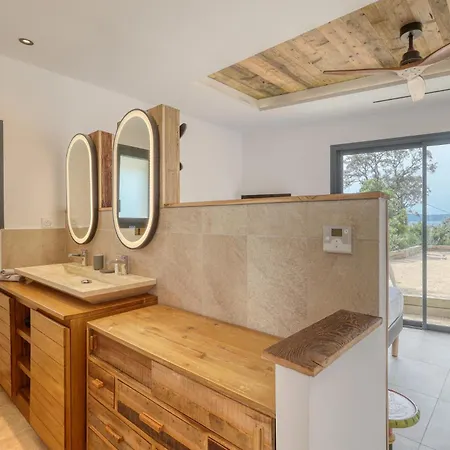 Climatisee Au Lavandou Avec Vue Avec Piscine Chauffee