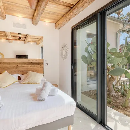 Climatisee Au Lavandou Avec Vue Avec Piscine Chauffee 르 라방두