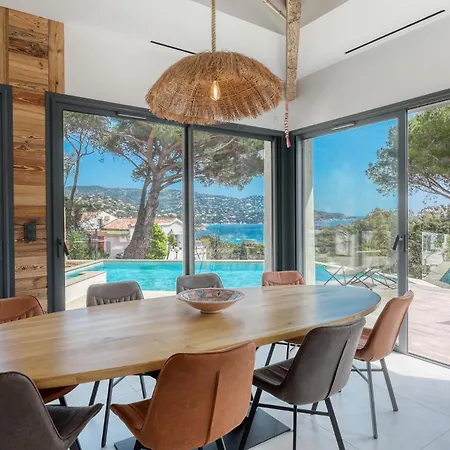 Climatisee Au Lavandou Avec Vue Avec Piscine Chauffee 勒拉旺杜