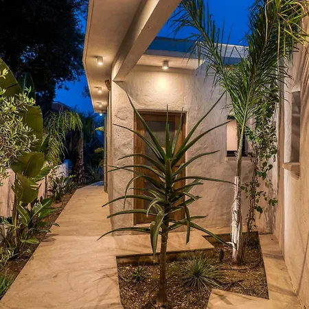 Climatisee Au Lavandou Avec Vue Avec Piscine Chauffee 别墅