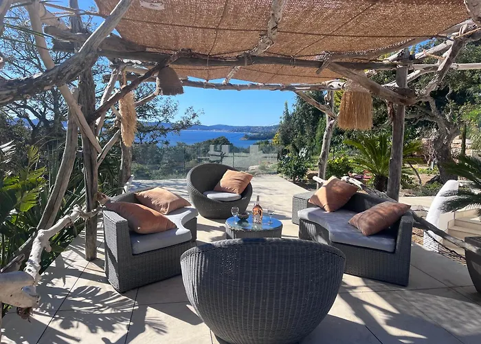 Climatisee Au Lavandou Avec Vue Avec Piscine Chauffee Le Lavandou