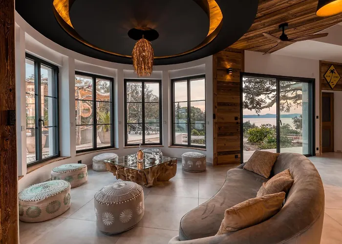 Climatisee Au Lavandou Avec Vue Avec Piscine Chauffee Villa *