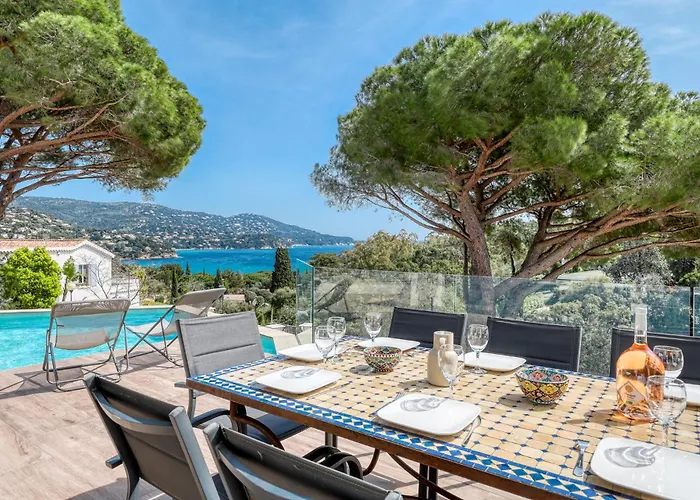Climatisee Au Lavandou Avec Vue Avec Piscine Chauffee Le Lavandou