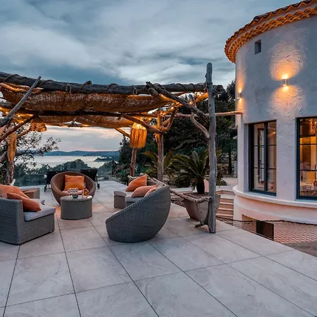 Climatisee Au Lavandou Avec Vue Avec Piscine Chauffee Villa
