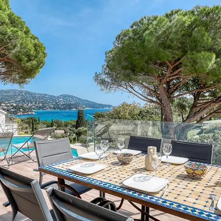 Climatisee Au Lavandou Avec Vue Avec Piscine Chauffee Le Lavandou