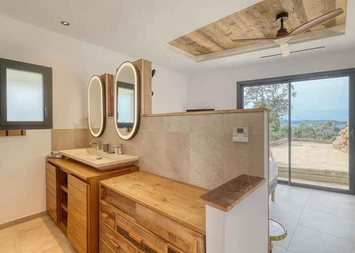 Climatisee Au Lavandou Avec Vue Avec Piscine Chauffee