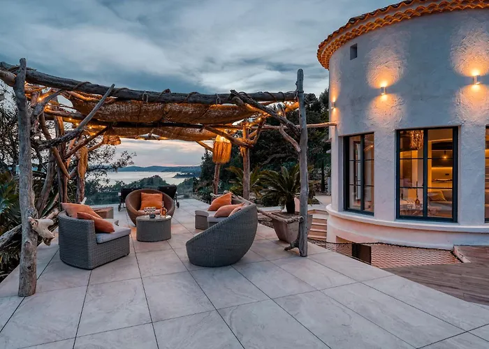 Climatisee Au Lavandou Avec Vue Avec Piscine Chauffee Vila