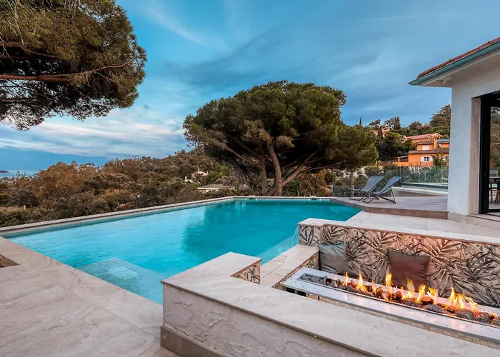 Climatisee Au Lavandou Avec Vue Avec Piscine Chauffee Villa Le Lavandou