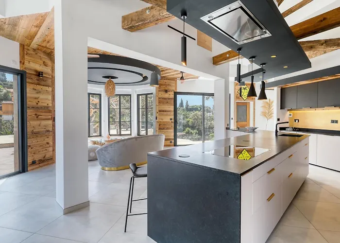 Climatisee Au Lavandou Avec Vue Avec Piscine Chauffee