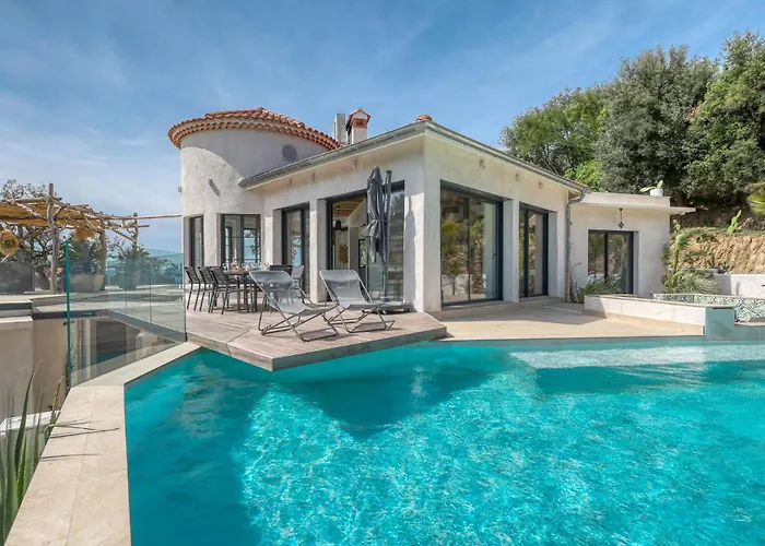 Vila Climatisee Au Lavandou Avec Vue Avec Piscine Chauffee